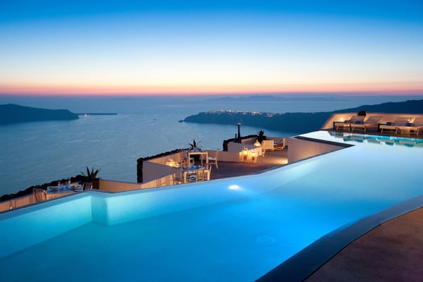 Đến với khách sạn The Grace Santorini, Hy Lạp bạn sẽ được chào đón bằng một bữa tối lung linh dưới ánh hoàng hôn với một bên là biển, một bên là bể bơi sang chảnh.